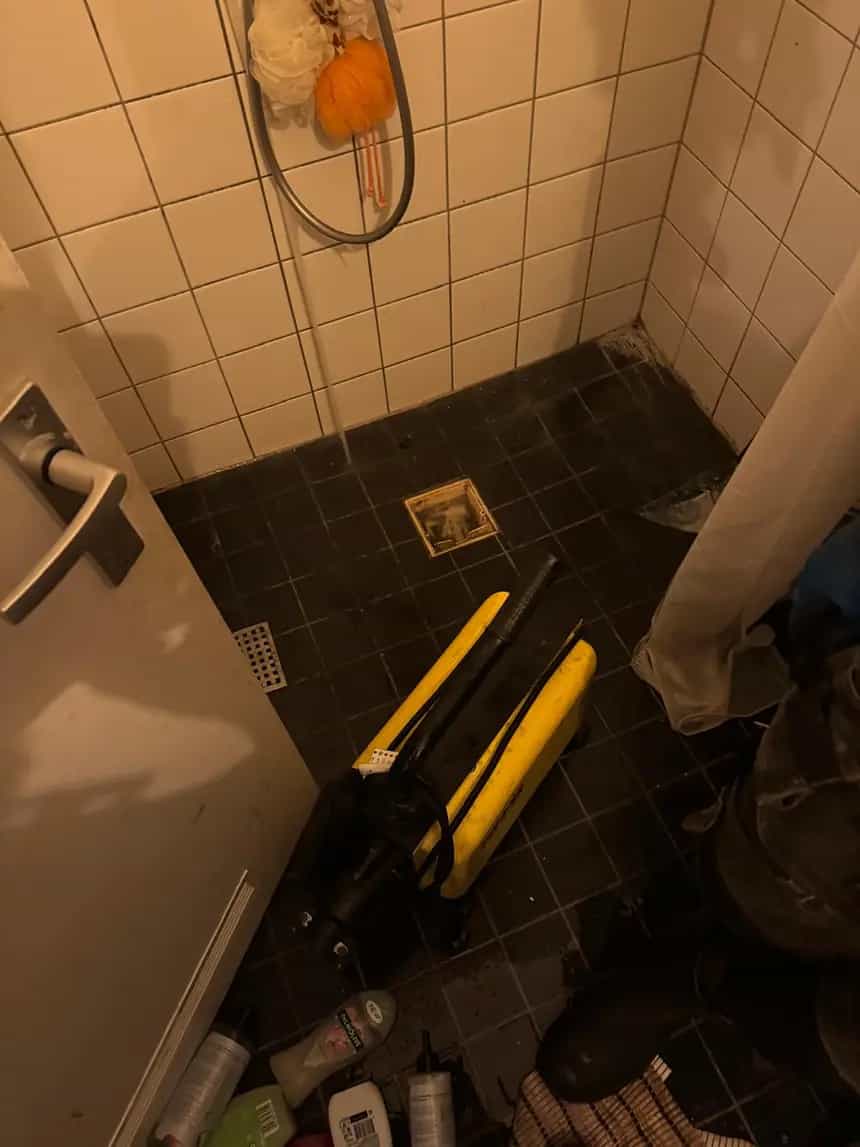 Doucheafvoer ontstoppen met professioneel gereedschap