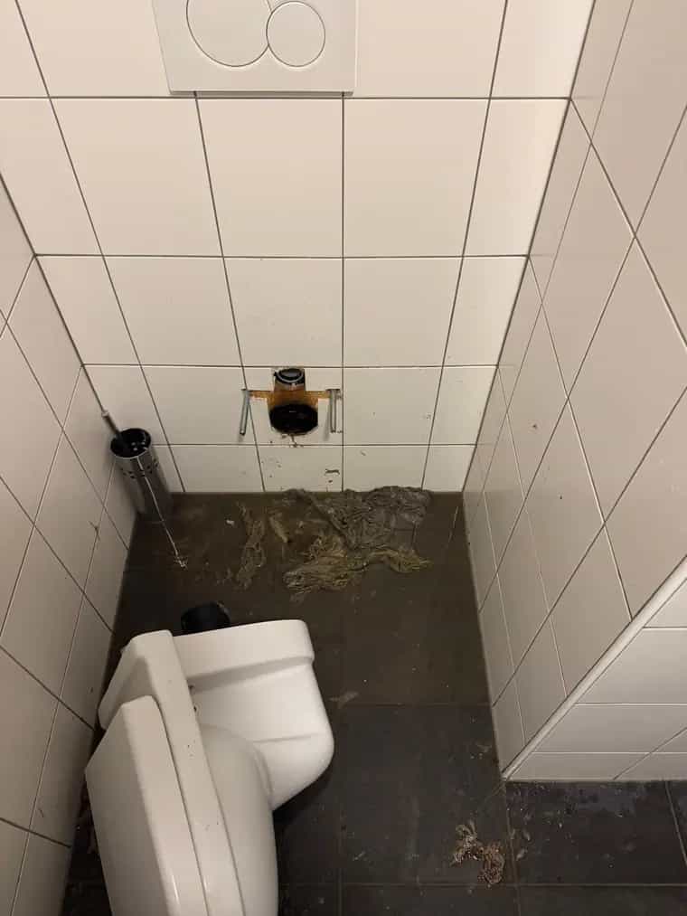 Toilet en afvoeraansluiting tijdens een uitgevoerde klus