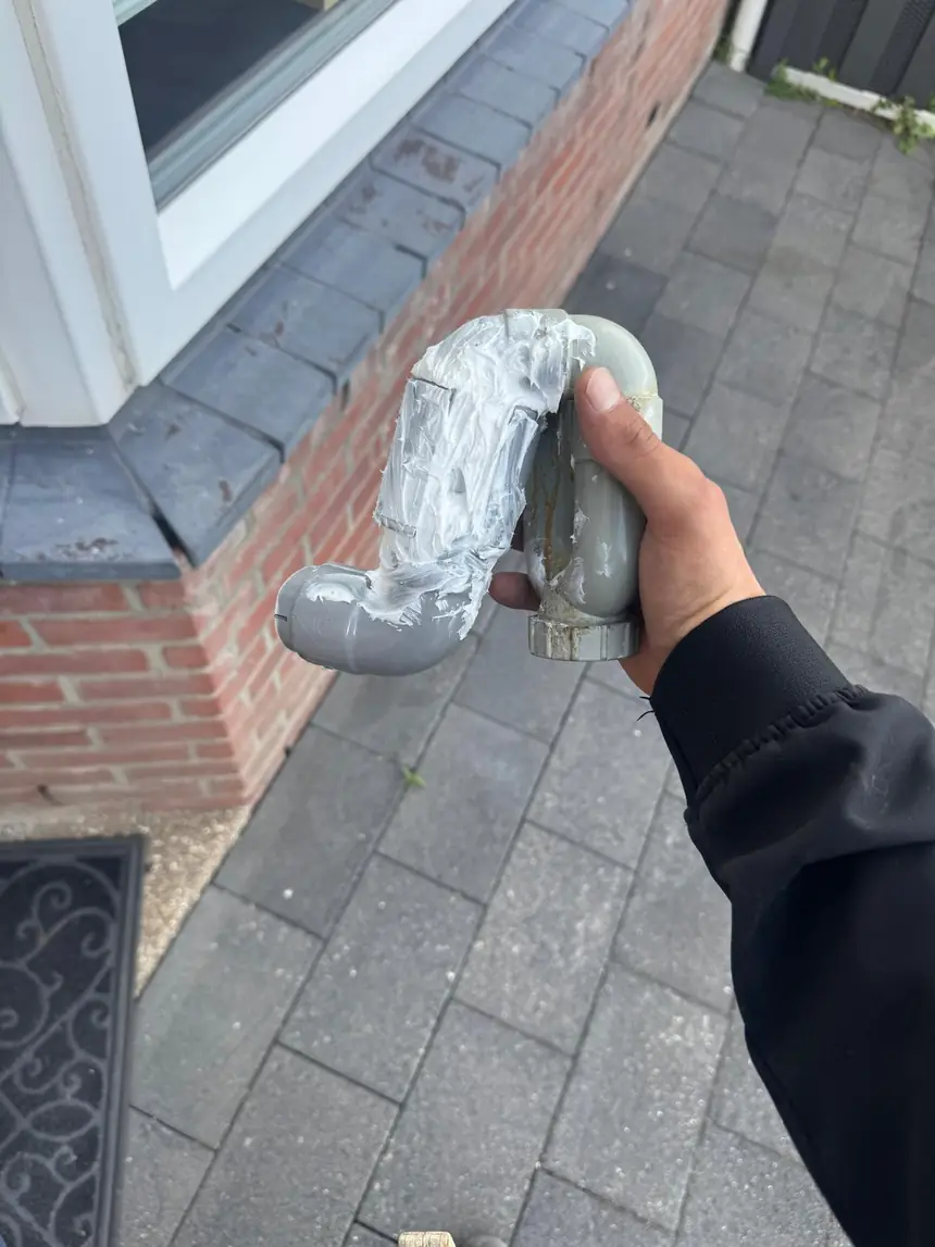 Gerepareerde leiding uit een uitgevoerde loodgietersklus
