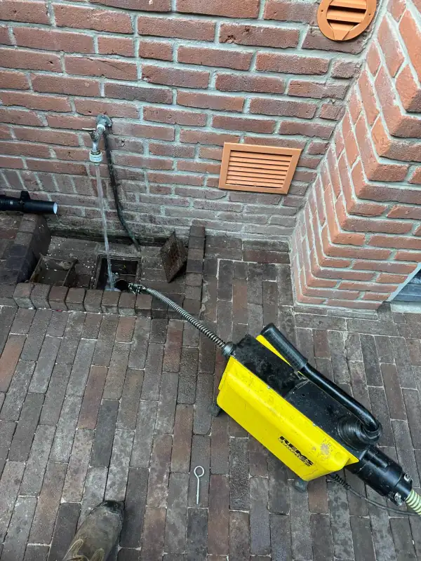 Professionele ontstoppingsapparatuur in gebruik