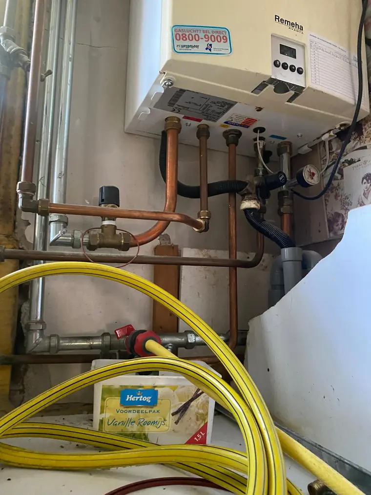 CV-ketel met koperen leidingwerk en drukmeter