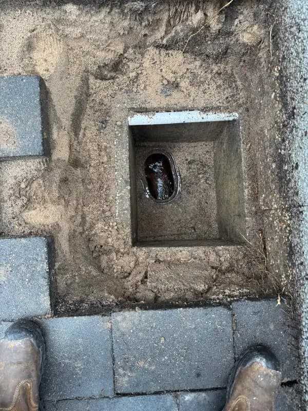 Buitenriool en inspectieput open voor ontstopping