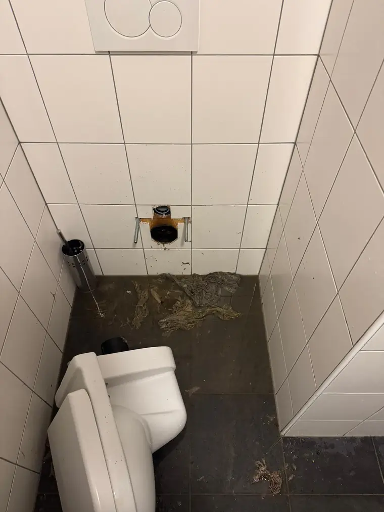 Toilet losgenomen voor reparatie