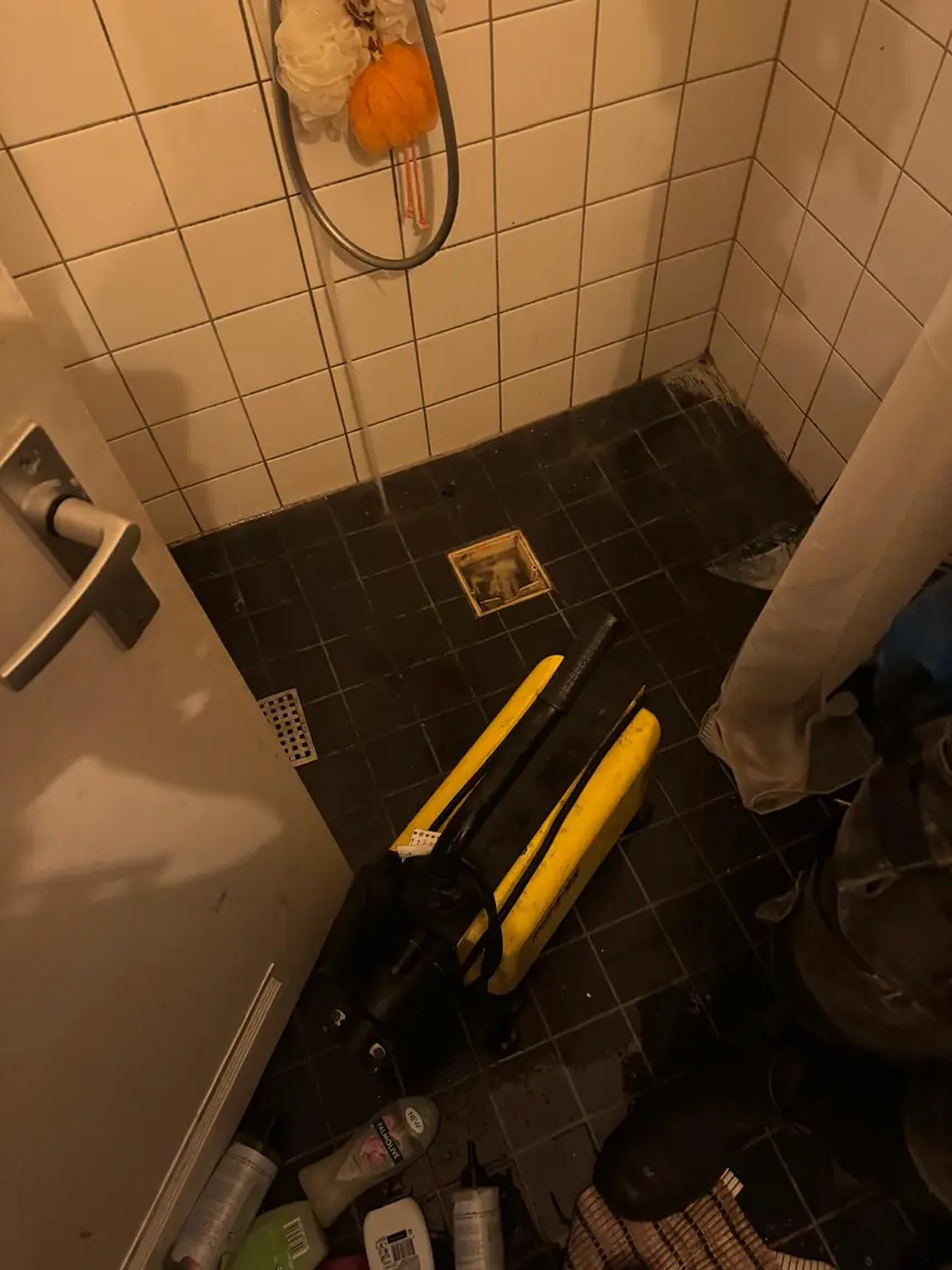 Loodgieter van STP Loodgieters maakt een afvoer vrij met professioneel ontstoppingsgereedschap